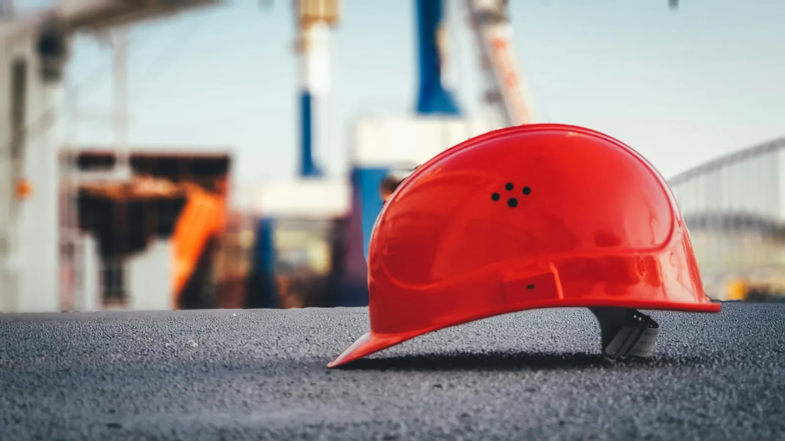 Roter Bauhelm auf Baustelle – Bau und Handwerk